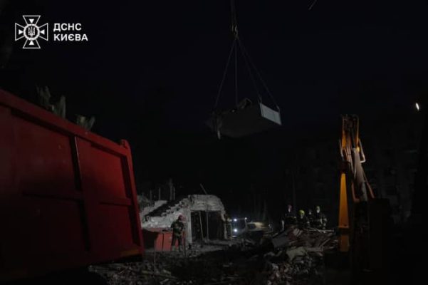 Поисковые работы на месте уничтоженного россиянами дома в Киеве завершили: погибли 12 человек  