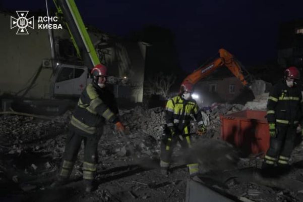 Поисковые работы на месте уничтоженного россиянами дома в Киеве завершили: погибли 12 человек  