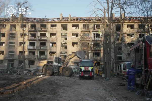 Поисковые работы на месте уничтоженного россиянами дома в Киеве завершили: погибли 12 человек  