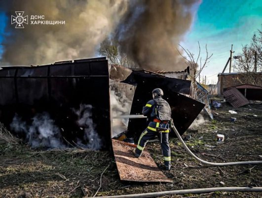 Россияне ударили по Слатино на Харьковщине: повреждены дома, горели гаражи и авто 3 Россияне ударили по Слатино на Харьковщине: повреждены дома, горели гаражи и авто
