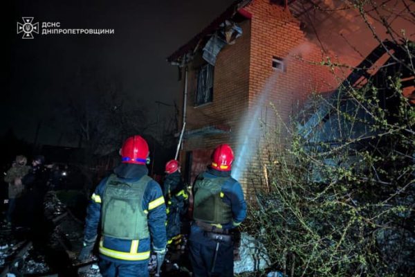 Спасатели показали последствия вражеской атаки БпЛА на Кривой Рог 3 Спасатели показали последствия вражеской атаки БпЛА на Кривой Рог