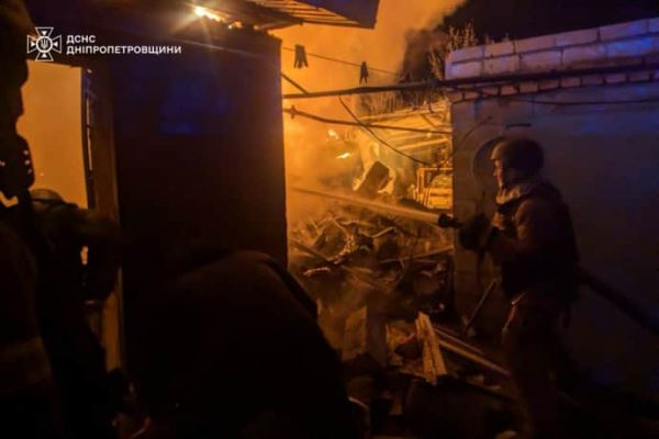 Спасатели показали последствия вражеской атаки БпЛА на Кривой Рог 2 Спасатели показали последствия вражеской атаки БпЛА на Кривой Рог