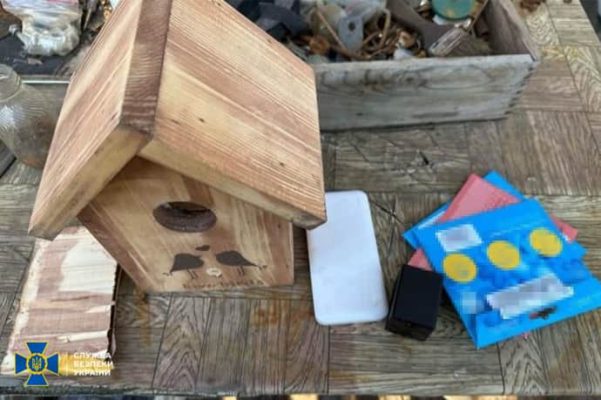 В Днепре агент ФСБ шпионила за поездами ВСУ через камеру в скворечнике – СБУ 2 В Днепре агент ФСБ шпионила за поездами ВСУ через камеру в скворечнике – СБУ