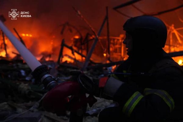 В ГСЧС показали последствия вражеского удара баллистикой по Киеву 6 В ГСЧС показали последствия вражеского удара баллистикой по Киеву