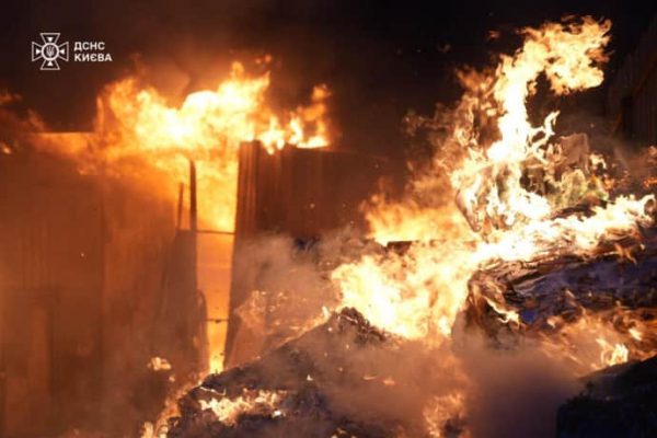 В ГСЧС показали последствия вражеского удара баллистикой по Киеву 2 В ГСЧС показали последствия вражеского удара баллистикой по Киеву