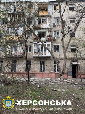 В Херсоне из-за российских обстрелов повреждены дома, больница, образовательное учреждение. Есть пострадавший 