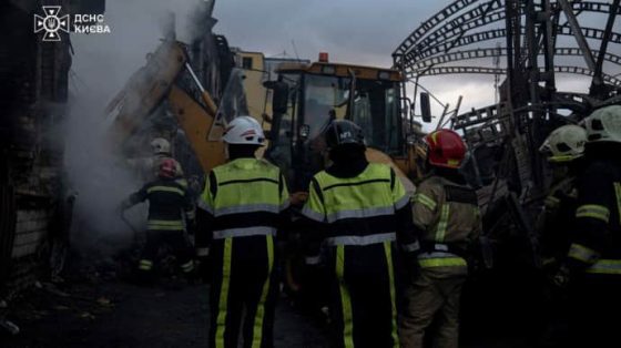 В Киеве вторые сутки разбирают завалы после российского ракетного удара 6 v kieve vtorye sutki razbirajut zavaly posle rossijskogo raketnogo udara ceaa173 scaled China Way