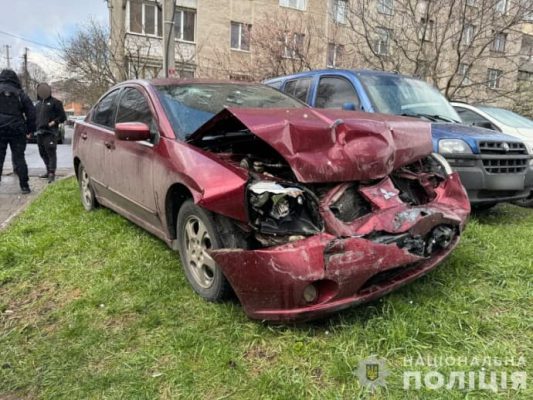 Водитель, находившийся в розыске за смертельное ДТП, убегал от полицейских и наехал на патрульного 