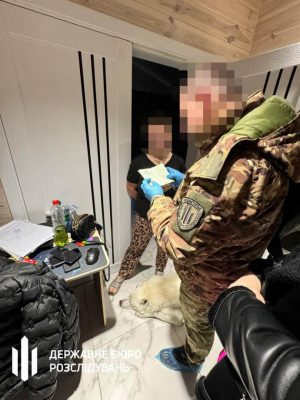 ГБР: Командир выплатил более 800 грн своей подчиненной, которая якобы была на передовой 