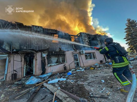 Из-за российской атаки на Харьковщине начался масштабный пожар 2 Из-за российской атаки на Харьковщине начался масштабный пожар
