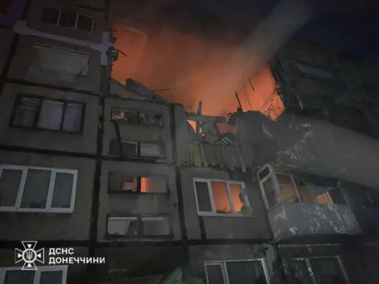 Российский дрон попал в 5-этажку в Донецкой области: 2 раненых, под завалами могут быть люди 5 Российский дрон попал в 5-этажку в Донецкой области: 2 раненых, под завалами могут быть люди