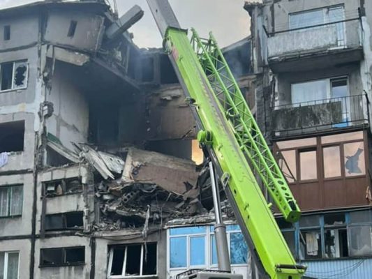 Российский дрон попал в 5-этажку в Донецкой области: 2 раненых, под завалами могут быть люди 3 Российский дрон попал в 5-этажку в Донецкой области: 2 раненых, под завалами могут быть люди