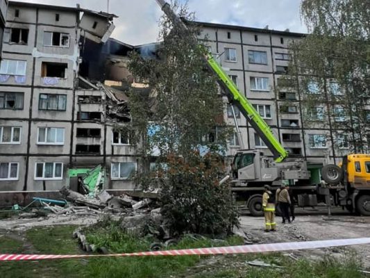 Российский дрон попал в 5-этажку в Донецкой области: 2 раненых, под завалами могут быть люди 2 Российский дрон попал в 5-этажку в Донецкой области: 2 раненых, под завалами могут быть люди
