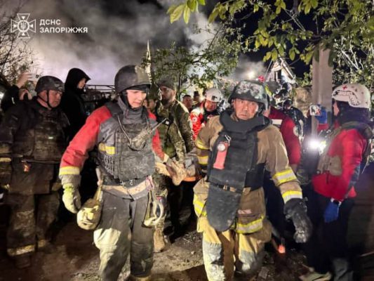 Спасатели показали последствия массированной атаки на Запорожье: деблокировали двух человек 2 Спасатели показали последствия массированной атаки на Запорожье: деблокировали двух человек