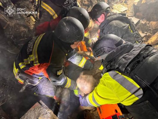 Спасатели показали последствия массированной атаки на Запорожье: деблокировали двух человек 4 Спасатели показали последствия массированной атаки на Запорожье: деблокировали двух человек