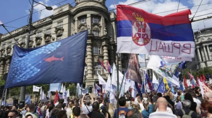 Тысячи людей в Сербии вышли на улицы, чтобы почтить память погибших от обвала на вокзале 2 Тысячи людей в Сербии вышли на улицы, чтобы почтить память погибших от обвала на вокзале