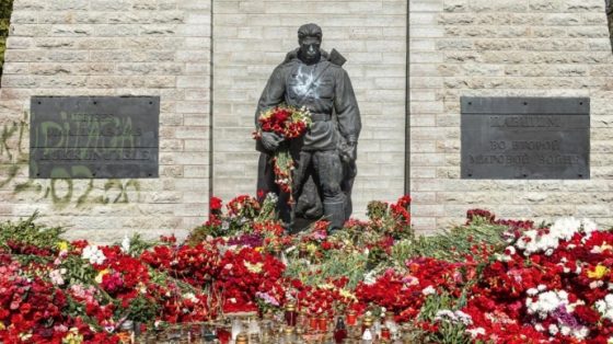 В Эстонии облили краской советский памятник ''Бронзовый солдат'' 3 v estonii oblili kraskoj sovetskij pamjatnik bronzovyj soldat 6e6d192 scaled China Way