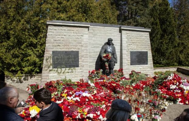 В Эстонии облили краской советский памятник ''Бронзовый солдат'' 