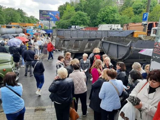 В Хмельницком с мусоровозами и ассенизаторами протестовали против приезда Онуфрия 3 В Хмельницком с мусоровозами и ассенизаторами протестовали против приезда Онуфрия