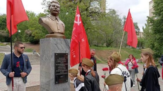 Захватчики поставили памятник Сталину в оккупированном Мелитополе 3 zahvatchiki postavili pamjatnik stalinu v okkupirovannom melitopole b8fb753 scaled China Way