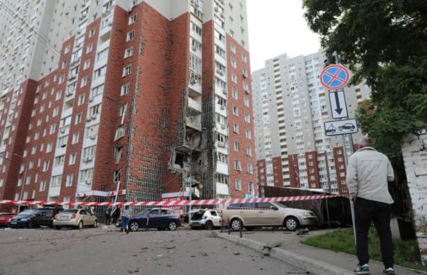Поврежденные дома, уничтоженные авто и десяток пожаров – последствия российских ударов по Киеву 7 Поврежденные дома, уничтоженные авто и десяток пожаров – последствия российских ударов по Киеву