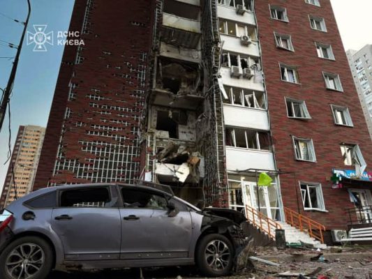 Поврежденные дома, уничтоженные авто и десяток пожаров – последствия российских ударов по Киеву 2 Поврежденные дома, уничтоженные авто и десяток пожаров – последствия российских ударов по Киеву