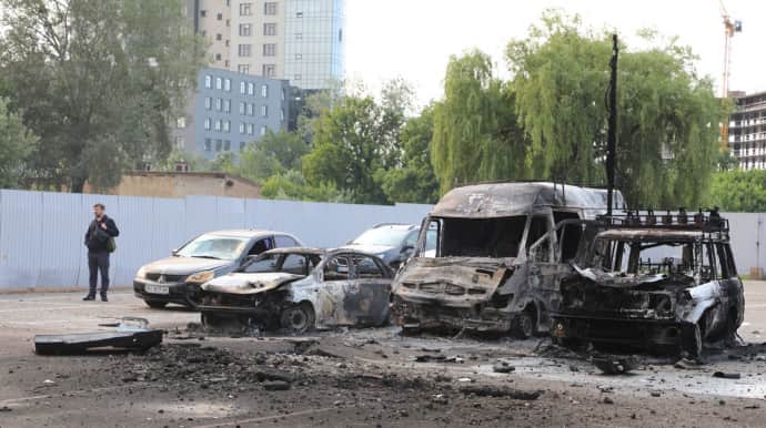 Поврежденные дома, уничтоженные авто и десяток пожаров – последствия российских ударов по Киеву 12 Поврежденные дома, уничтоженные авто и десяток пожаров – последствия российских ударов по Киеву