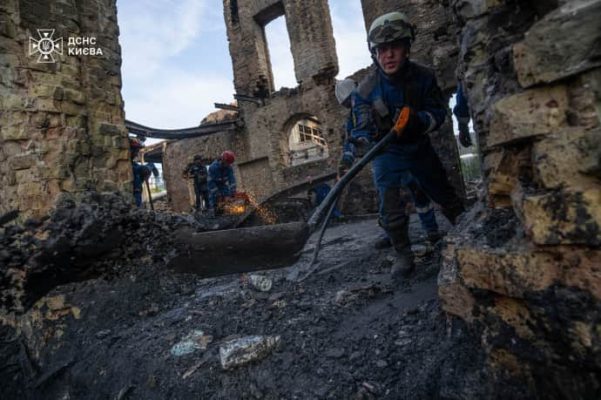 В Киеве разобрали строительные конструкции на месте удара России – ГСЧС 3 В Киеве разобрали строительные конструкции на месте удара России – ГСЧС