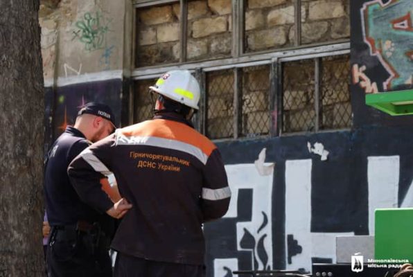 В Николаеве обвалилась часть здания ''Дормашины'', которая была повреждена обстрелом РФ 