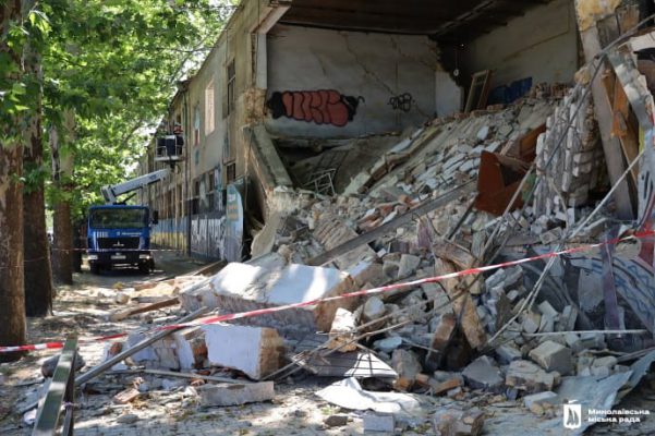 В Николаеве обвалилась часть здания ''Дормашины'', которая была повреждена обстрелом РФ 