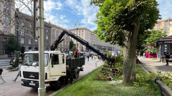veter povalil derevo vozle stancii metro kreshhatik v kieve 8120d08 scaled China Way