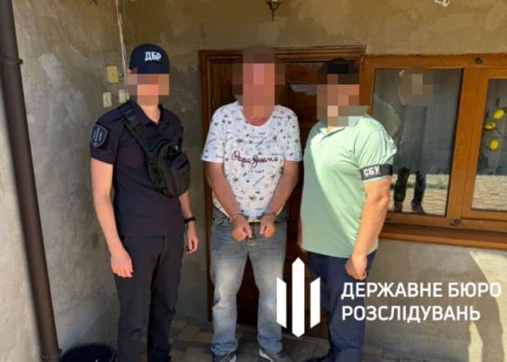 ГБР задержало отца и сына – полицейских, которые за деньги ''освобождали'' мужчин от армии 2 ГБР задержало отца и сына – полицейских, которые за деньги ''освобождали'' мужчин от армии