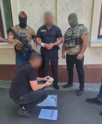 ГБР задержало отца и сына – полицейских, которые за деньги ''освобождали'' мужчин от армии 3 ГБР задержало отца и сына – полицейских, которые за деньги ''освобождали'' мужчин от армии