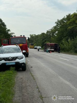 На Днепропетровщине перевернулся пассажирский автобус: один погибший, 17 пострадавших 2 На Днепропетровщине перевернулся пассажирский автобус: один погибший, 17 пострадавших