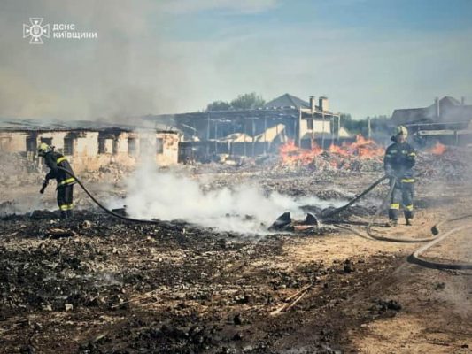На Киевщине после ночной атаки масштабно горит промышленное предприятие 
