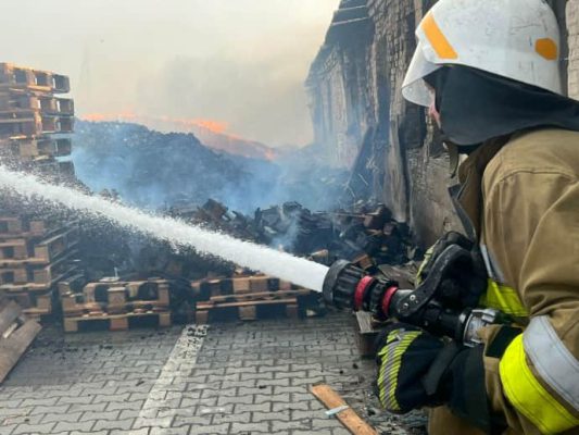 На Киевщине после ночной атаки масштабно горит промышленное предприятие 
