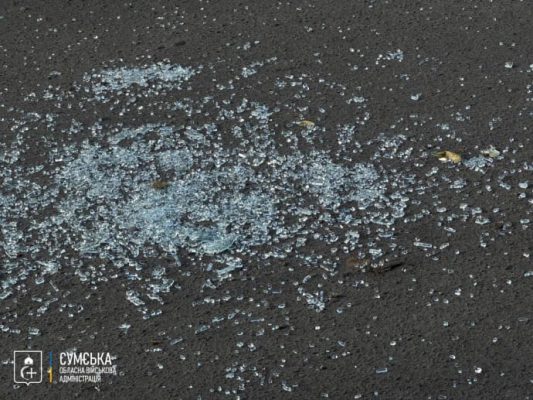 РФ атаковала Сумы беспилотником: водитель маршрутки успел отъехать и пассажиры не пострадали 2 РФ атаковала Сумы беспилотником: водитель маршрутки успел отъехать и пассажиры не пострадали