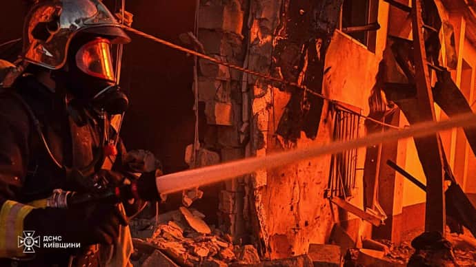 Спасатели показали, как преодолевают последствия вражеской атаки на Киевщину 3 Спасатели показали, как преодолевают последствия вражеской атаки на Киевщину
