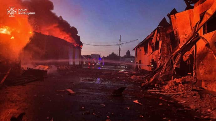Спасатели показали, как преодолевают последствия вражеской атаки на Киевщину 2 Спасатели показали, как преодолевают последствия вражеской атаки на Киевщину