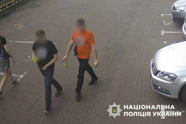 В Киеве двое иностранцев демонстрировали на улице свастику, их задержали 