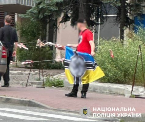 В Киеве двое иностранцев демонстрировали на улице свастику, их задержали 