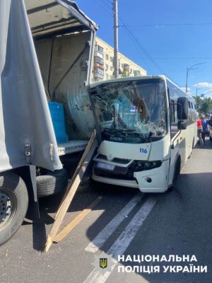 В Киеве маршрутка врезалась в грузовик: 9 пострадавших, среди них несовершеннолетняя 