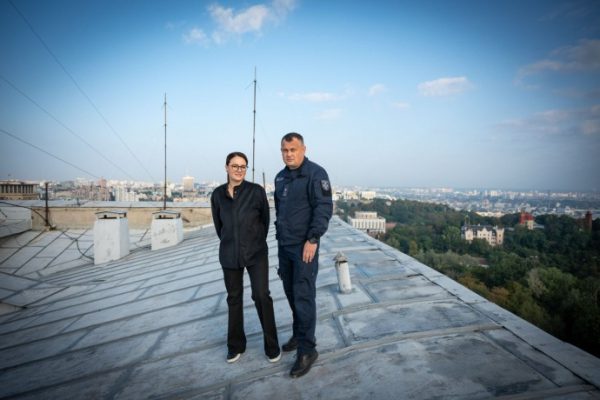 Чиновники показали иностранным дипломатам поврежденное здание Кабмина в Киеве 