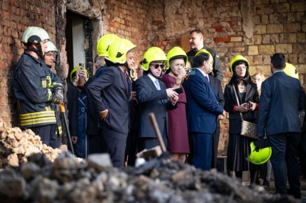 Чиновники показали иностранным дипломатам поврежденное здание Кабмина в Киеве 