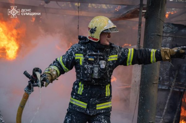 Россия массированно атаковала Сумы в течение дня: спасатели ликвидировали пожары 
