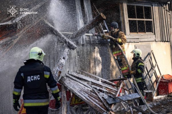 Россия массированно атаковала Сумы в течение дня: спасатели ликвидировали пожары 