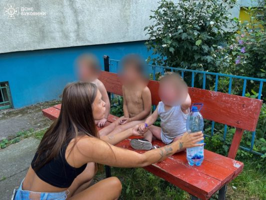 У Черновцах из горящей квартиры спасли троих детей 