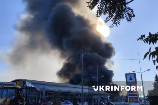 В Днепре бушует крупный пожар 2 В Днепре бушует крупный пожар