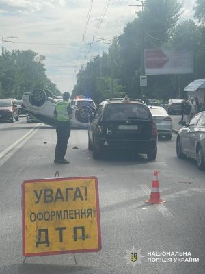В Киеве ''Лексус'' столкнулся с учебным авто и перевернулся на крышу 