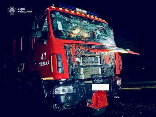 В Киевской области из-за атаки РФ горела стоянка ТЦ, во второй раз оккупанты ударили по спасателям 